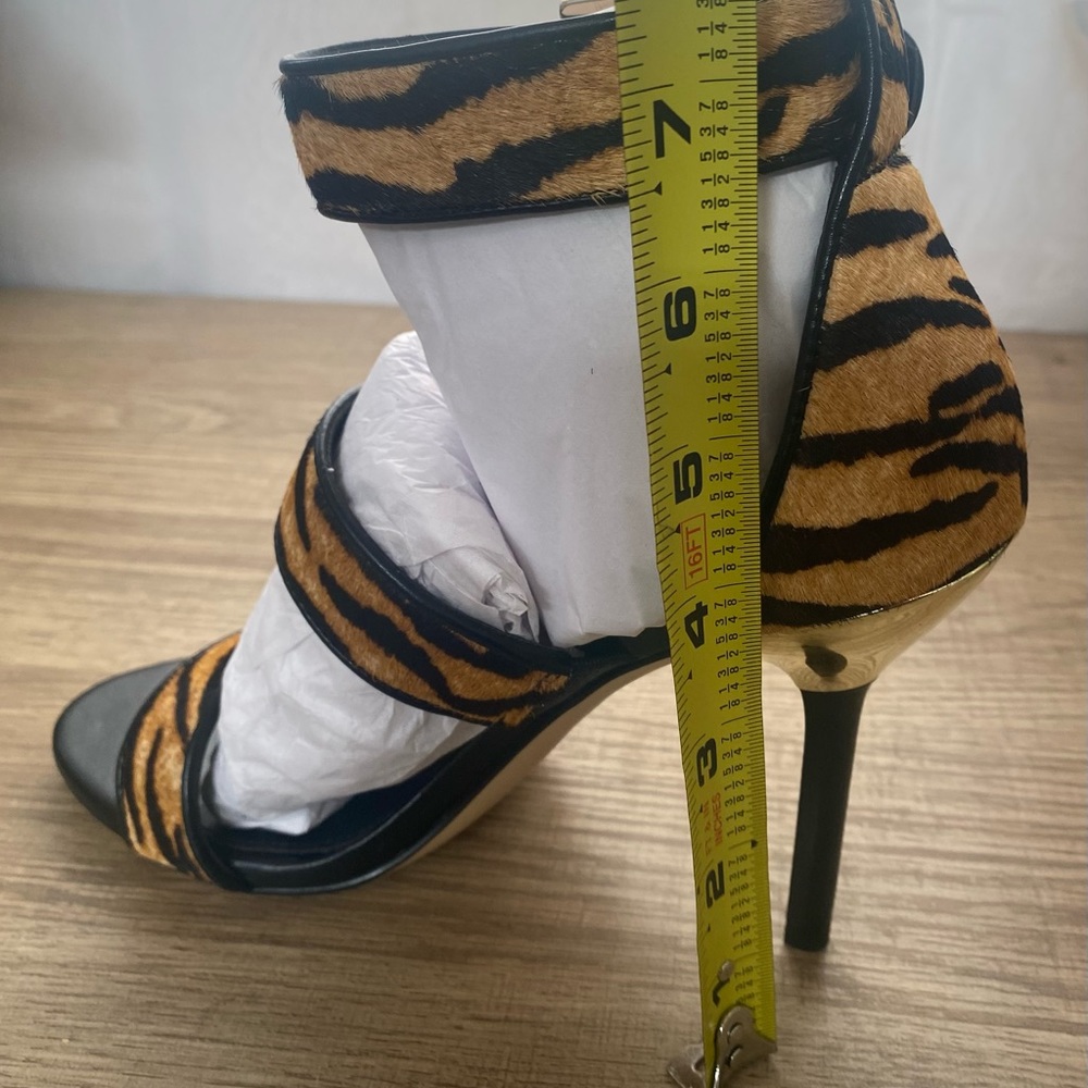Michael Kors Womens Amal Tiger Print Calf Hair Leather Sandals Marigold - Picture 4 of 4